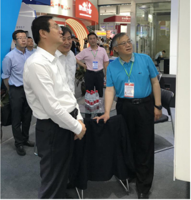 省委常委、西寧市委書記王曉蒞臨第十九屆青洽會青海物產(chǎn)展位參觀